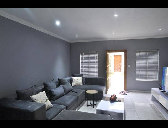 3 BEDROOM TOWNHOUSE FOR SALE IN SONNEVELD